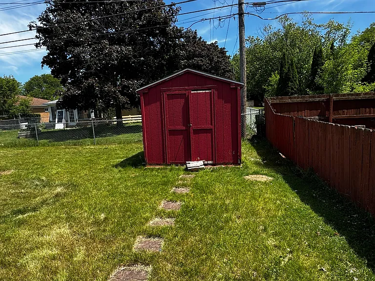 10922 Chicago Rd — Photo 32