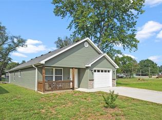 124 E Pacific Ave, Osawatomie, KS 66064