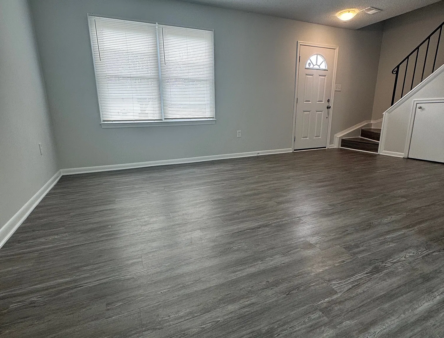 3 bed, 1.5 bath, 1056 sqft, $2,400 — Photo 2