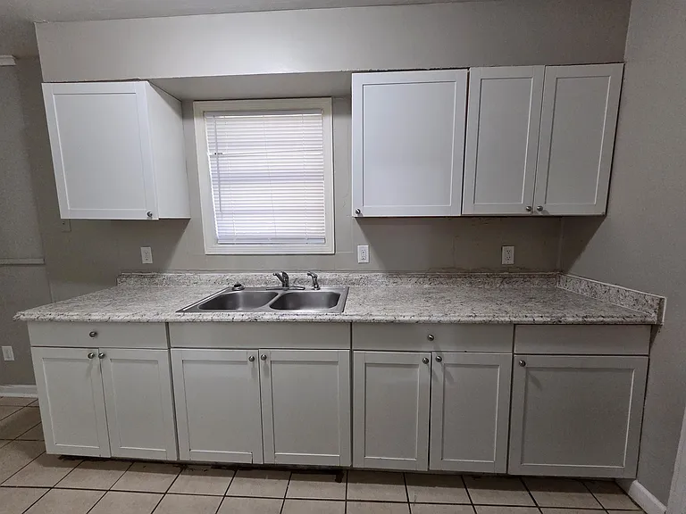 3021 Ashwood St — Photo 3