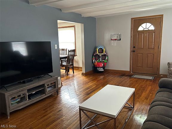 4th image of 118 Denison Ave