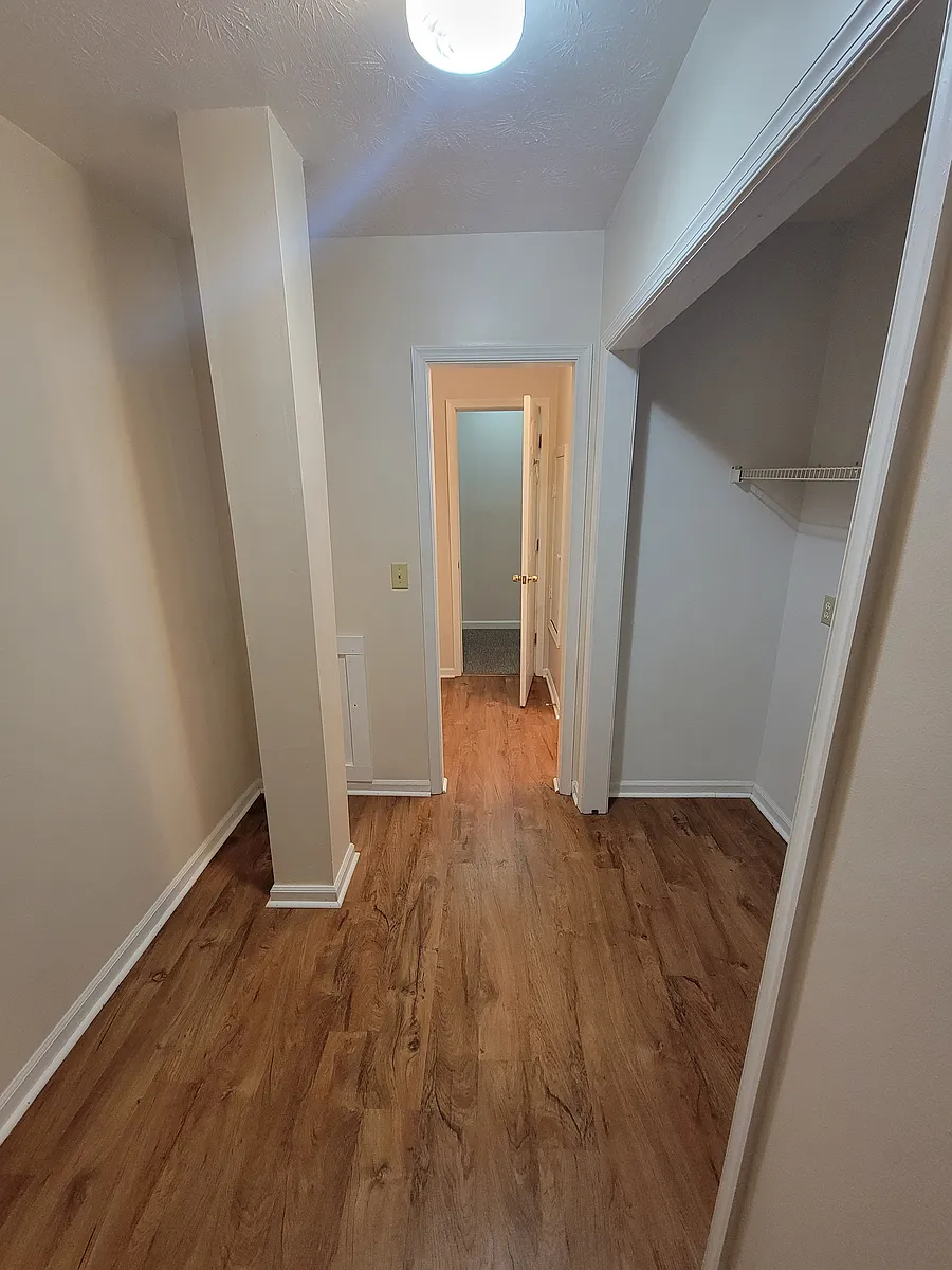 Building Photo - 120 S Lewis St #4