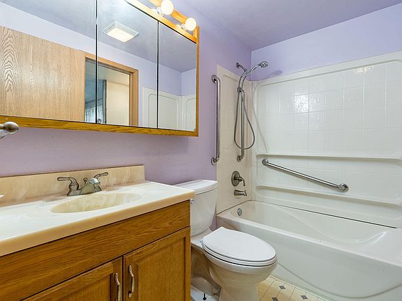 3rd image of 521 Woodlawn Ave