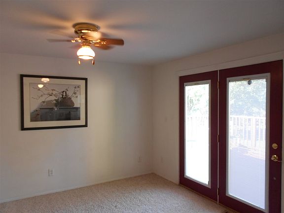 3rd image of 921 Tulip Dr