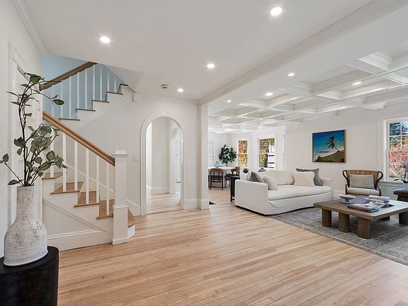 4th image of 242 Lexington Rd