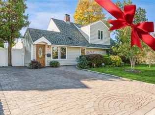 184 Spindle Rd, Hicksville, NY 11801