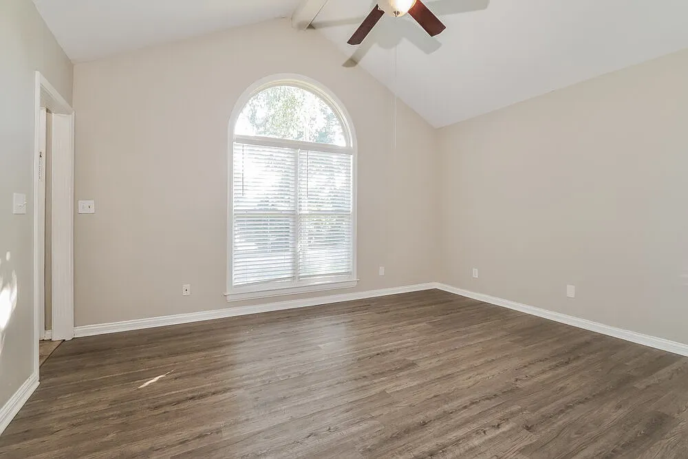 3 bed, 2.0 bath, 1296 sqft, $1,865 — Photo 3