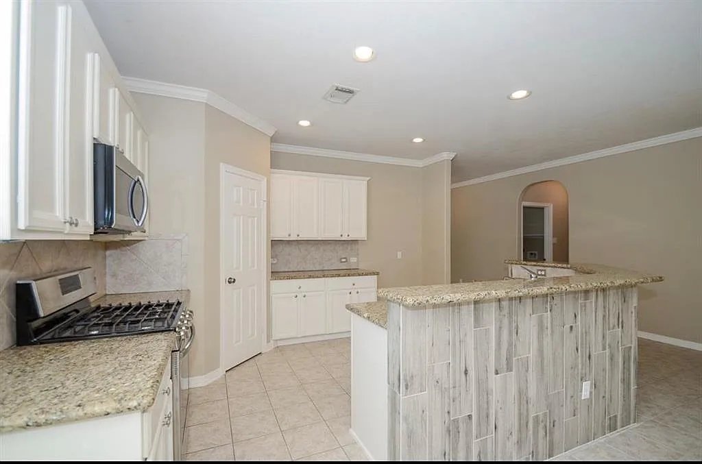 3 bed, 2.0 bath, 2455 sqft, $2,600 — Photo 2