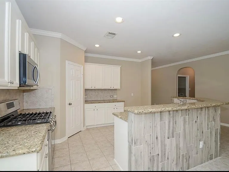 210 Riverway Bluff Ln — Photo 2