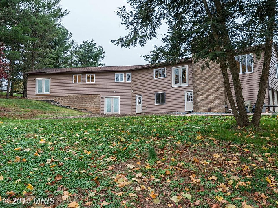 2nd image of 15895 Meadow Walk Rd