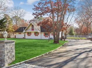 17 Birchwood Ln, East Quogue, NY 11942