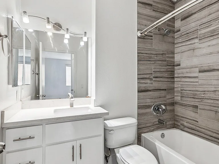 Catalina Apartments — Photo 19