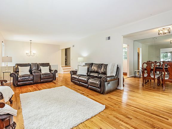 5th image of 204 Hickory Grove Dr E