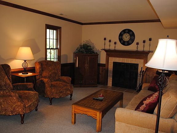 Warm and inviting family room w/fireplace