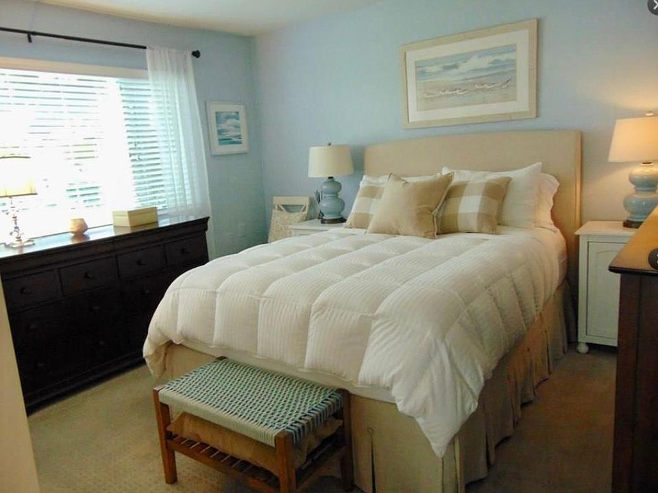 Main floor main bedroom w ensuite bath.