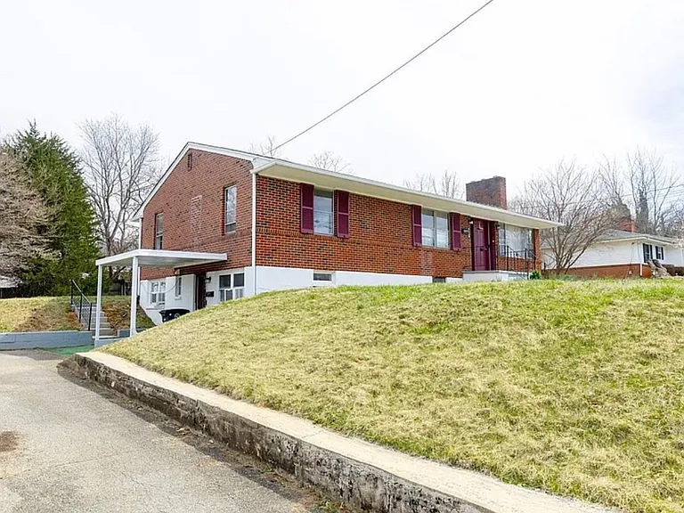 1128 Moseley Dr — Photo 4