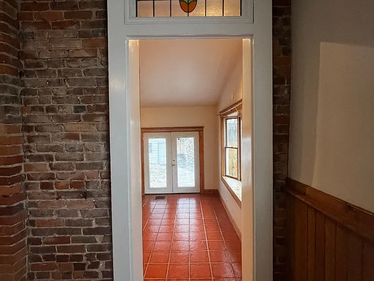 1327 E Washington St — Photo 31
