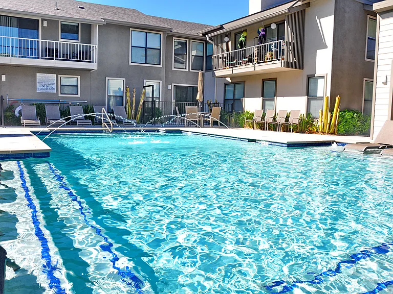 La Cima Newport Condos — Photo 7