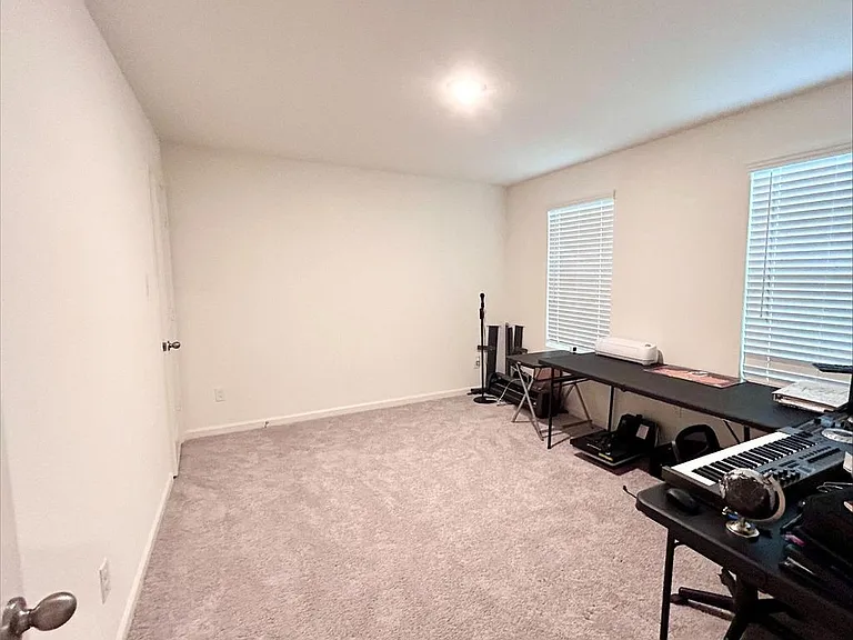 506 Valley View Dr — Photo 16