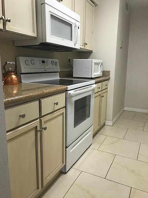 KITCHEN WITH STOVE, MICROWAVE AND REFRIGERATOR