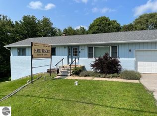925 Hammond Rd E, Traverse City, MI 49686