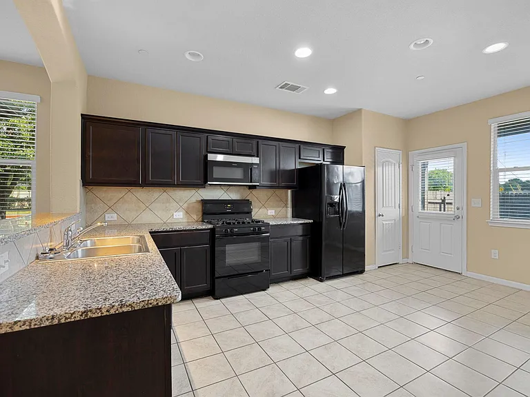 2880 Donnell Dr #101 — Photo 8