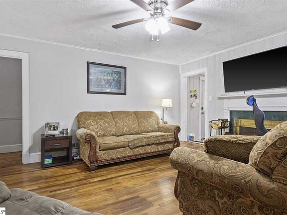 4th image of 100 Lakeview Dr