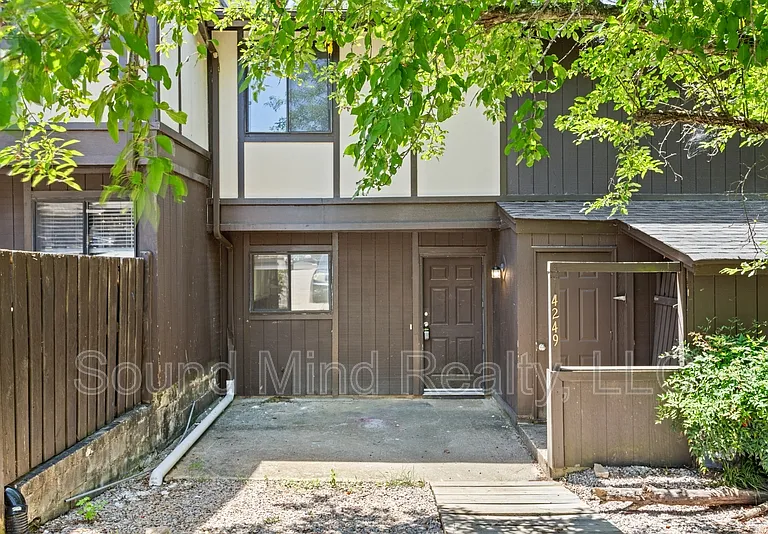 4249 Lake Ridge Dr #5B — Photo 2