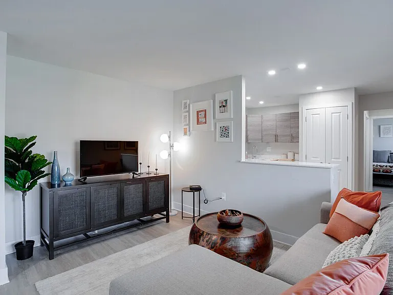 550 S Dupont Pkwy — Photo 14
