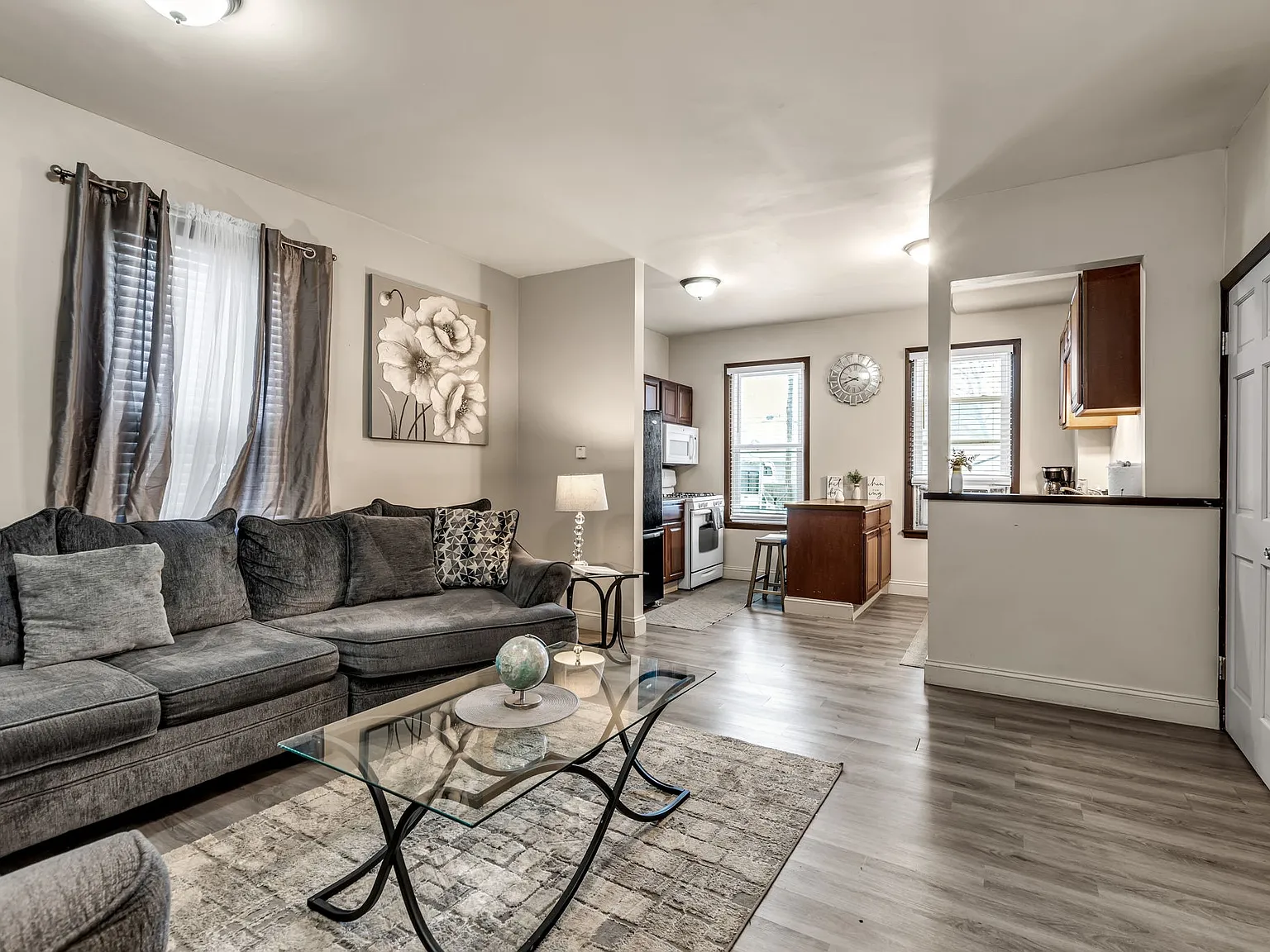 2 bed, 1300 sqft, $1,649 — Photo 2