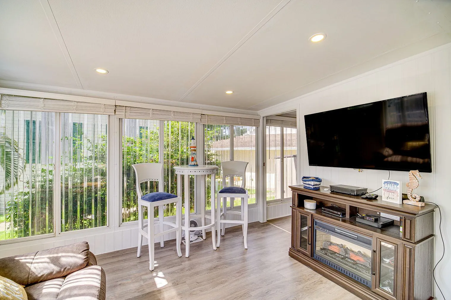 2 bed, 2.0 bath, 710 sqft, $5,403 — Photo 2
