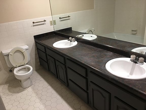 Nice bath with two sinks!