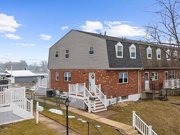 3rd image of 725 Kingston Rd