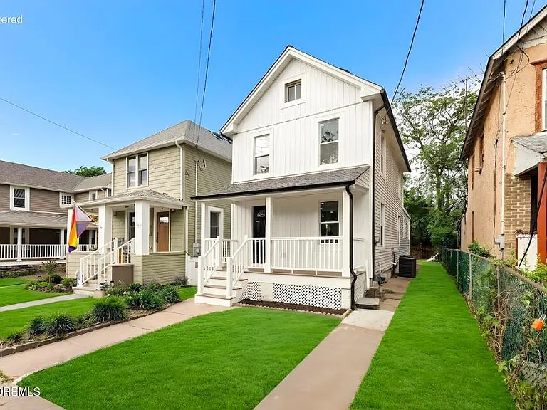 824 Dunlewy St — Photo 3