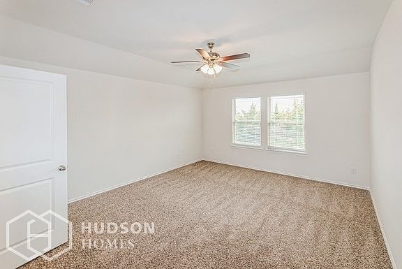 4th image of 1110 Old Oak Dr