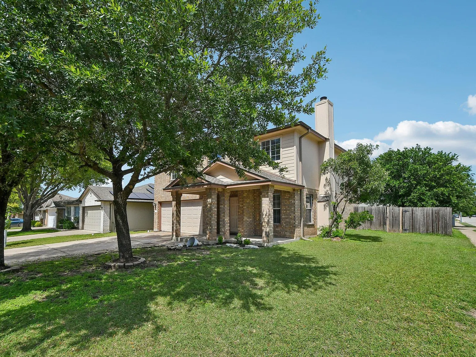 3 bed, 2.5 bath, 2353 sqft, $2,300 — Photo 3