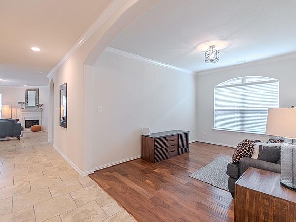 5th image of 14 Arrowfeather Pl