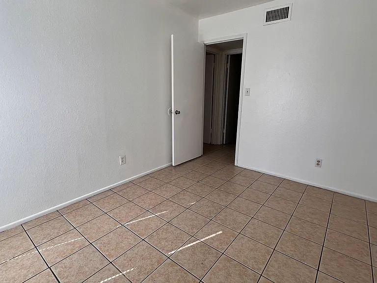 735 N Arrowhead Dr #3 — Photo 12