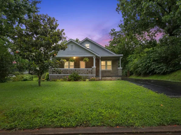 104 S Charlotte St, Dickson, TN 37055