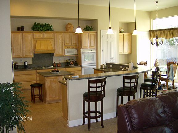 Kitchen w/bar seating