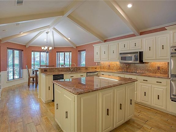 3rd image of 9918 Woodlake Dr