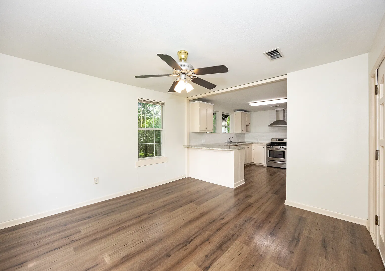 3 bed, 1017 sqft, $1,850 — Photo 3