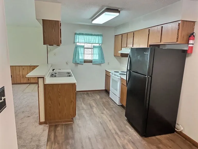 1109 Hickory Dr — Photo 2