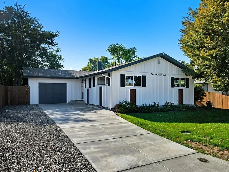 1328 Dakota St — Photo 4