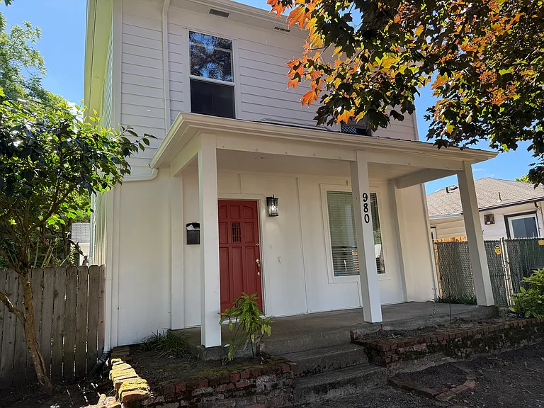 980 18th St NE — Photo 2