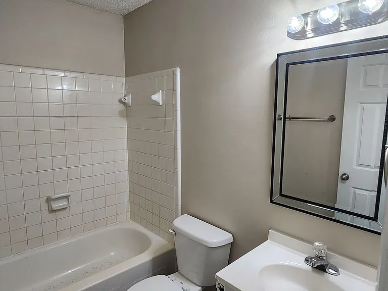 1057 N Main St — Photo 8