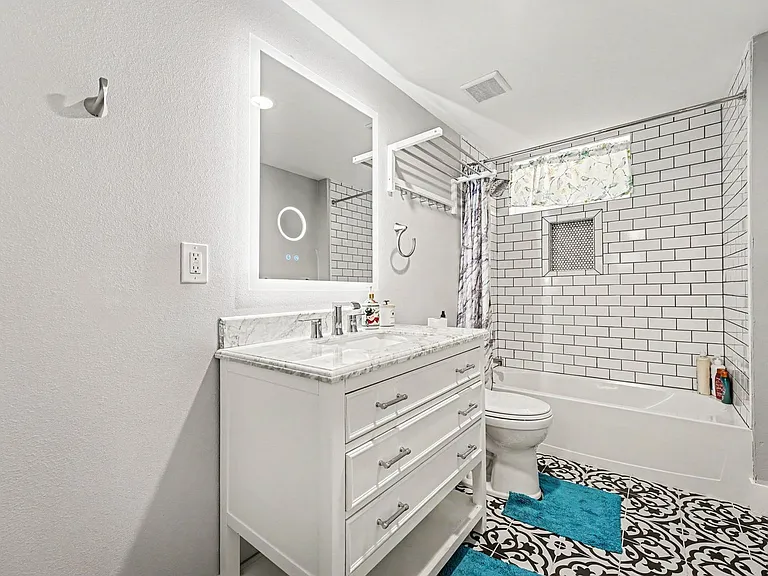746 N Monaco Pkwy — Photo 28