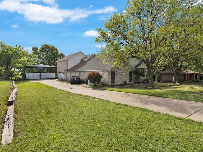 3310 Darby Ln — Photo 9