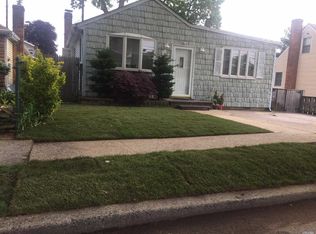 1422 James St, Elmont, NY 11003