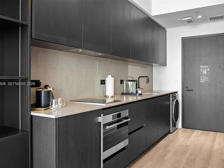 20 NE 11th St #4003B — Photo 30